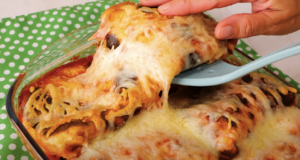 Zapečené palačinky plněné masem a sýrem s rajčatovou omáčkou Zapečené palačinky plněné masem a sýrem s rajčatovou omáčkou: Perfektní recept na chutnou večeři