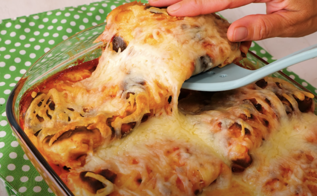 Zapečené palačinky plněné masem a sýrem s rajčatovou omáčkou: Perfektní recept na chutnou večeři Zapečené palačinky plněné masem a sýrem s rajčatovou omáčkou: Perfektní recept na chutnou večeři