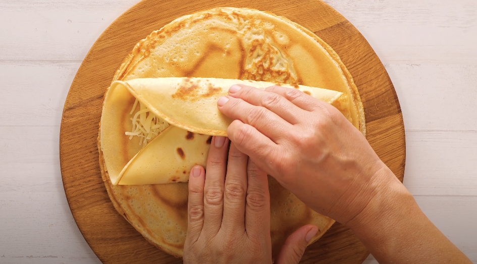 Zapečené palačinky plněné masem a sýrem s rajčatovou omáčkou: Perfektní recept na chutnou večeři