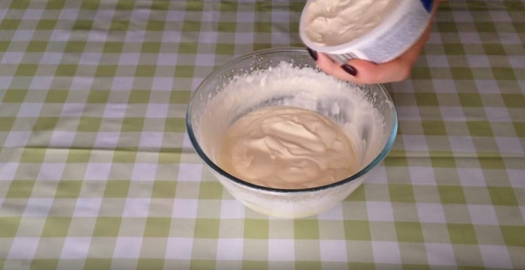 Dort s mascarpone krémem a třešněmi - chutný a atraktivní dezert!