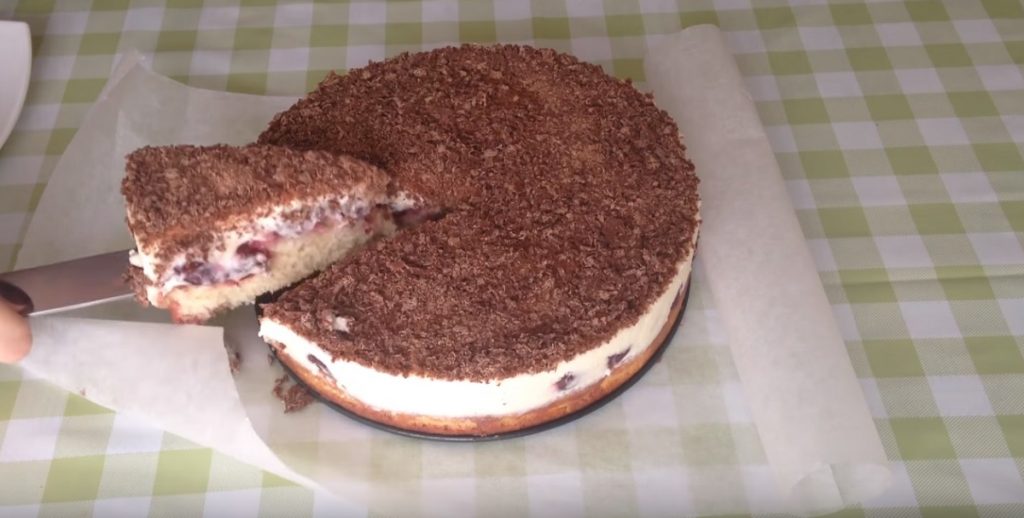 Dort s mascarpone krémem a třešněmi - chutný a atraktivní dezert!