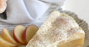 Jednoduchý nepečený sušenkový koláč s jablečným želé a zakysanou smetanou