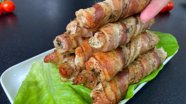 Vepřové rolky s lahodnou koprově-česnekovou náplní, obalené v slanině Vepřové rolky s lahodnou koprově-česnekovou náplní, obalené v slanině
