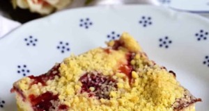 Krémový tvarohově-jahodový koláč s drobenkou – naše klasika