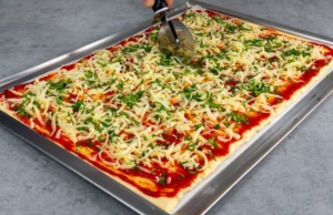 Připravte si skvělou domácí pizzu pomocí našeho FOTO receptu – Snadná a rychlá příprava!
