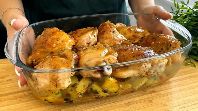 Zapečená lahodná medová kuřecí prsa v jemné omáčce se zeleninou a brambory