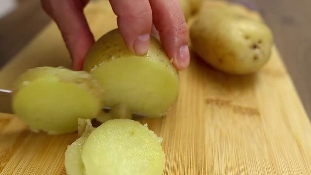 Velmi jednoduchý a výborný recept na pečené bramborové špízy se slaninou