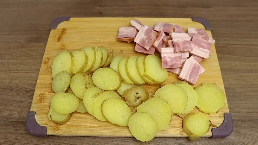 Velmi jednoduchý a výborný recept na pečené bramborové špízy se slaninou