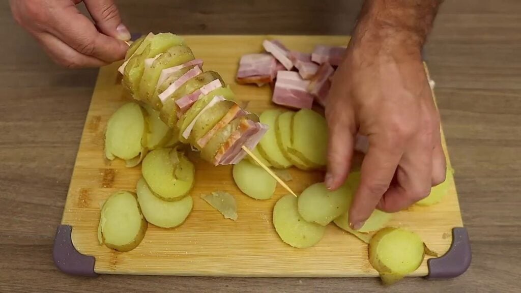 Velmi jednoduchý a výborný recept na pečené bramborové špízy se slaninou