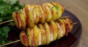 Velmi jednoduchý a výborný recept na pečené bramborové špízy se slaninou Velmi jednoduchý výborný recept na pečené bramborové špízy se slaninou