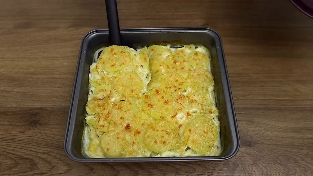 Recept na lahodné krémové brambory s cibulí v troubě