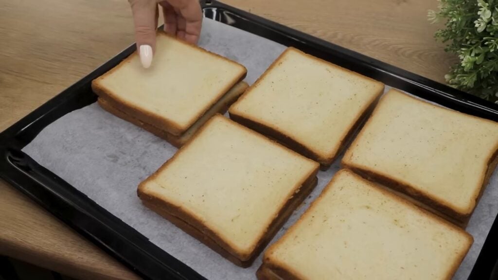 Zapečený toast se sýrem a šunkou - Vynikající snídaně!