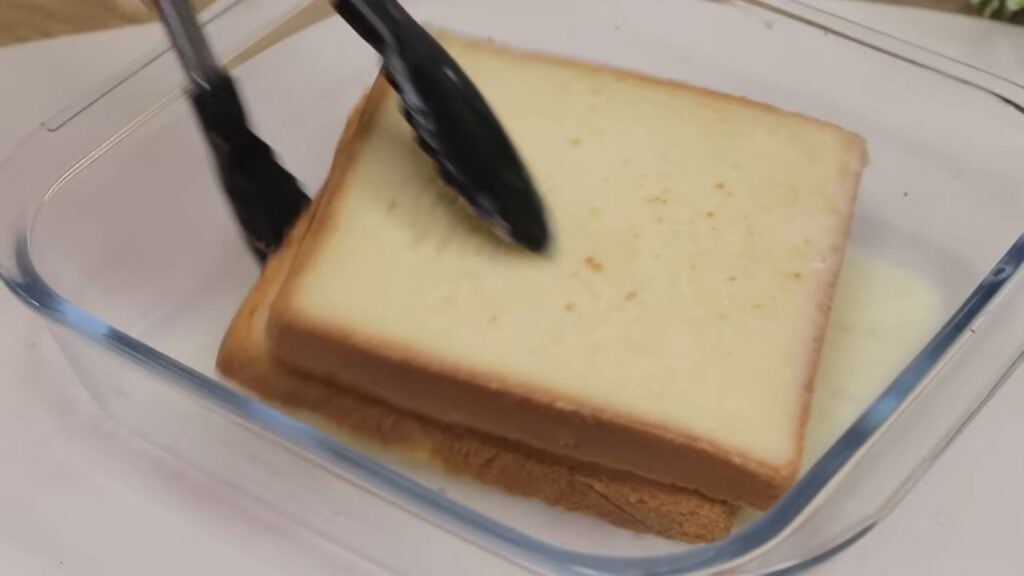 Zapečený toast se sýrem a šunkou - Vynikající snídaně!