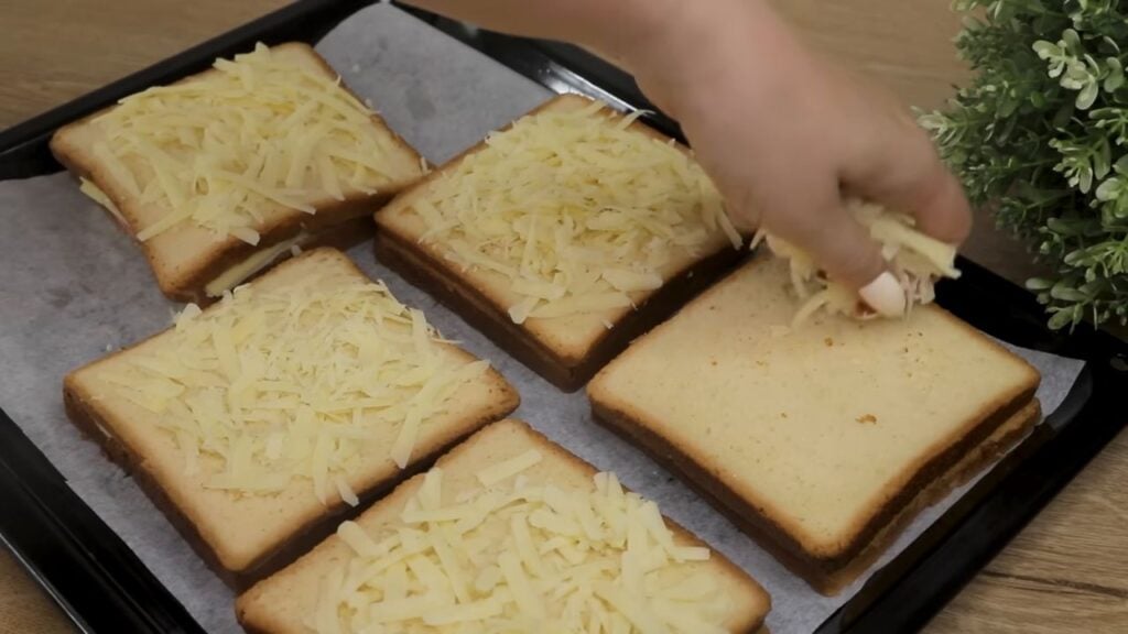 Zapečený toast se sýrem a šunkou - Vynikající snídaně!