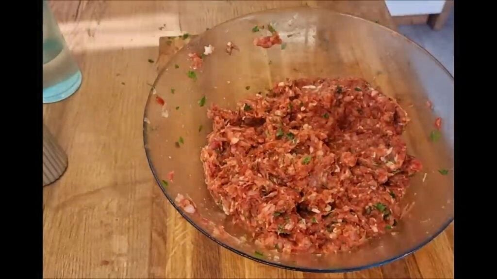 Netradiční masové karbanátky plněné houbami a slaninou: Recept plný chutí