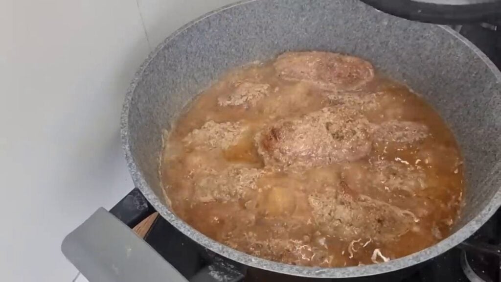 Netradiční masové karbanátky plněné houbami a slaninou: Recept plný chutí