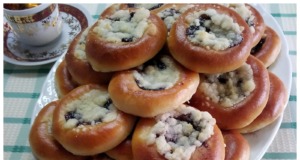 Recept na domácí olejové koláče bez kynutí s tvarohem a povidly