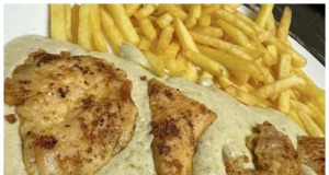 Kuřecí maso s nivovou omáčkou: Rychlý recept na smetanovou večeři s domácími hranolky