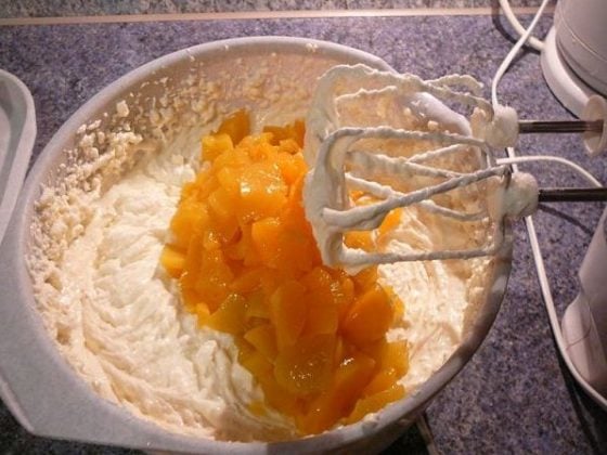 Jak připravit jednoduchý koláč s mascarpone a mandarinkami: Rychlý a lahodný recept