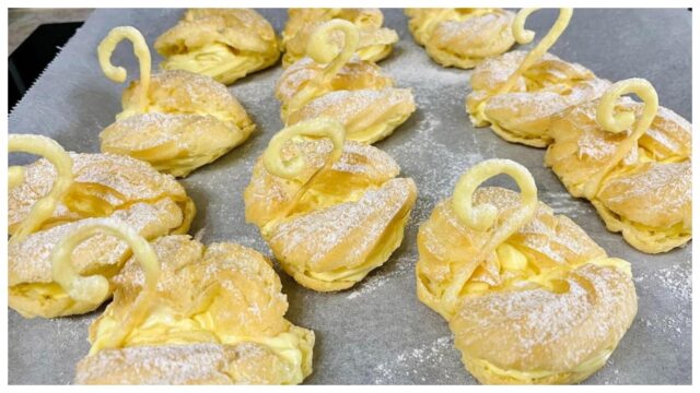 Slavnostní labutě z odpalovaného těsta s vanilkovým krémem