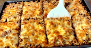 Zapečené brambory s mletým masem a sýrem z jednoho pekáče Zapečené brambory s mletým masem a sýrem z jednoho pekáče