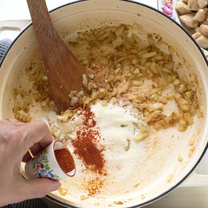 Recept na tradiční krémový kuřecí paprikáš, který bude jistě hitem celé rodiny!