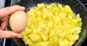 Pouze 3 ingredience Vám stačí k vytvoření této bramborové dobroty z pánve Pouze 3 ingredience Vám stačí k vytvoření této bramborové dobroty z pánve