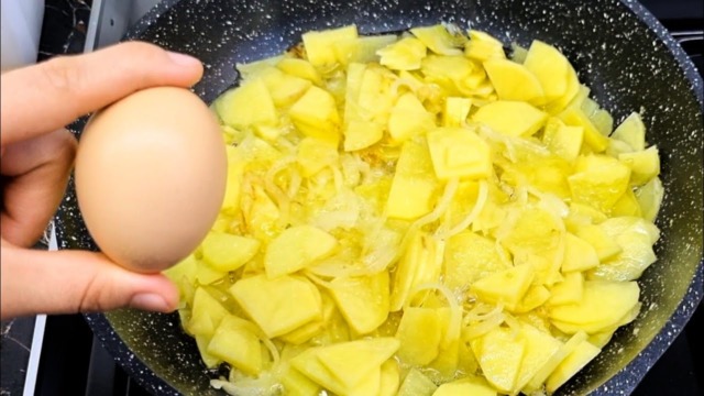Pouze 3 ingredience Vám stačí k vytvoření této bramborové dobroty z pánve Pouze 3 ingredience Vám stačí k vytvoření této bramborové dobroty z pánve