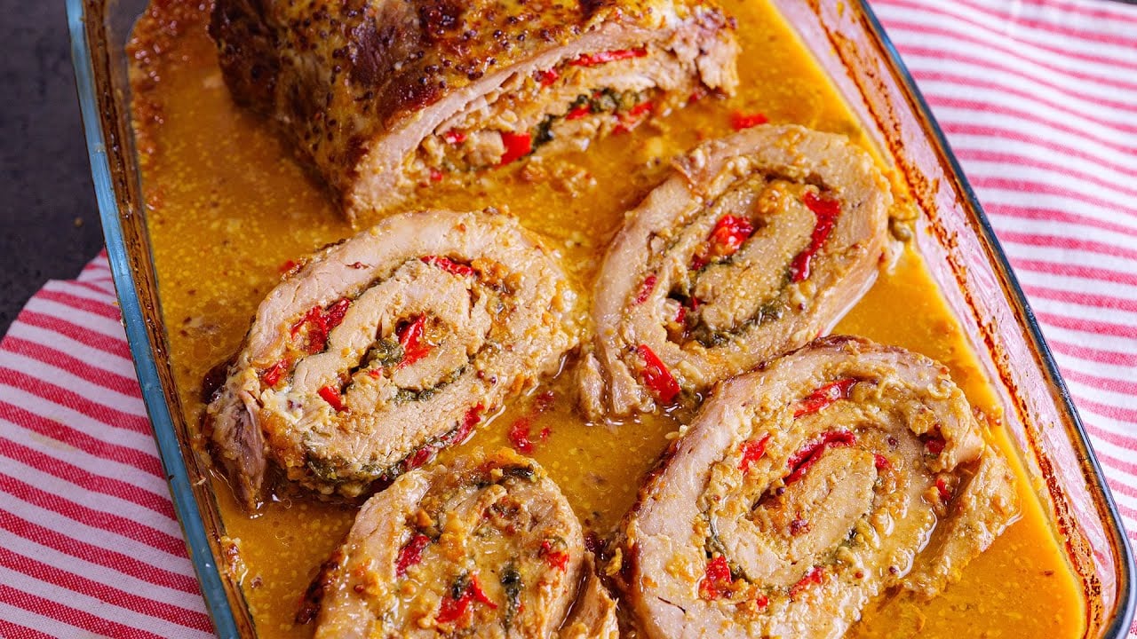 Vepřová roláda se sýrem a pečenou paprikou: Perfektní recept pro rodinný oběd