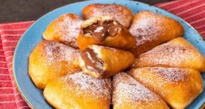 VIDEO: Domácí kynuté trojúhelníkové koblihy plněné nutellou – krok za krokem