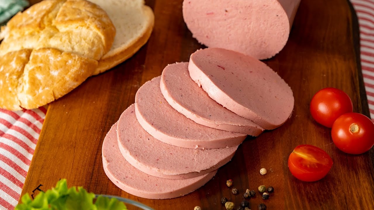 Domácí kuřecí parizer (mortadella) - tradiční salám plný skvělých chutí