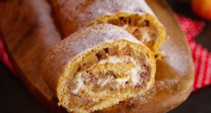 Jablečná roláda se šlehačkou a ořechy – krok za krokem