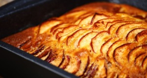 Vyzkoušejte tento osvěžující recept: Skořicový koláč s plátky jablek
