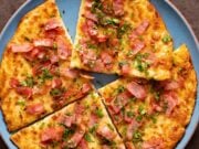 Křupavá bramborová pizza se slaninou a cibulí - rychlý a snadný recept na domácí pochoutku na pánvi