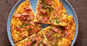 Křupavá bramborová pizza se slaninou a cibulí – rychlý a snadný recept na domácí pochoutku na pánvi Křupavá bramborová pizza se slaninou a cibulí - rychlý a snadný recept na domácí pochoutku na pánvi