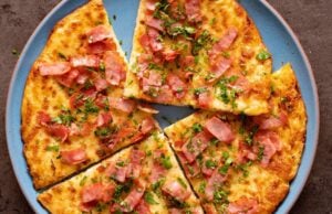 Křupavá bramborová pizza se slaninou a cibulí - rychlý a snadný recept na domácí pochoutku na pánvi