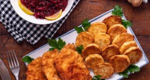 Chutné vepřové řízky s pečenými bramborami a rozmarýnem – Klasika v moderním podání Chutné vepřové řízky s pečenými bramborami a rozmarýnem – Klasika v moderním podání