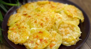 Recept na lahodné krémové brambory s cibulí a parmazánem v troubě Recept na lahodné krémové brambory s cibulí v troubě