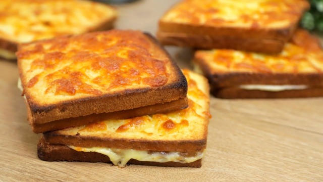 Zapečený toast s šunkou a sýrem: Ideální recept na bohatou snídani Zapečený toast s šunkou a sýrem: Ideální recept na bohatou snídani