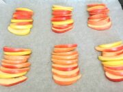Jablečné taštičky vytvořené z listového těsta