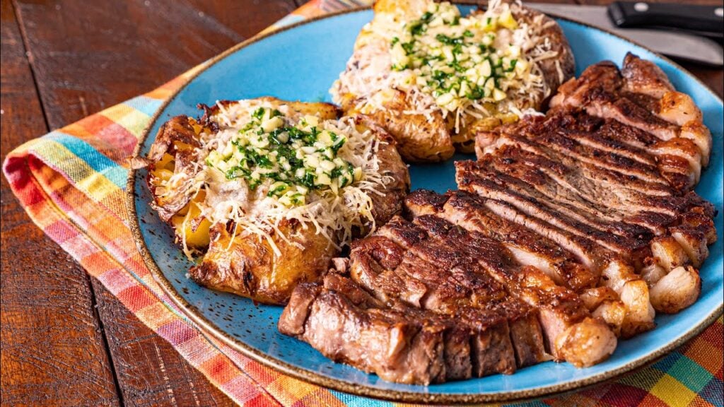 Šťavnatý hovězí steak s rozmarýnem a česnekovými bramborami s parmazánem