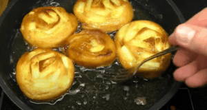 Zbylo vám doma pár kousků jablek? Připravte si tato smažená jablka v županu!