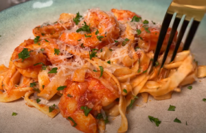 Tip na vynikající oběd – Smažené krevety s těstovinami na rajčatech a vínu!