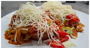 Luxusní pikantní masová směs na topinky z kuřecího masa a zeleniny