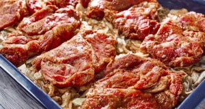 Recept na vepřovou krkovici na cibulce a zelí Recept na vepřovou krkovici na cibulce a zelí