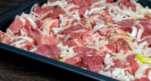 Kostky z vepřové krkovice na cibulce Kostky z vepřové krkovice na cibulce