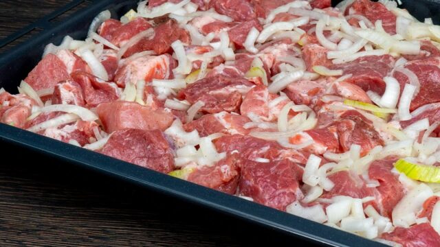 Kostky z vepřové krkovice na cibulce Kostky z vepřové krkovice na cibulce