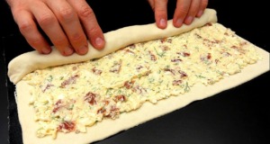 Slaný štrúdl plněný sušenými rajčaty, sýrem a smetanou – skvělá kombinace! Slaný štrůdl z listového těsta plněný chutnou směsí
