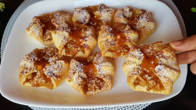 Trápí Vás nedostatek času? Stačí Vám listové těsto a pár jablek - Jablkové šátečky z listového těsta