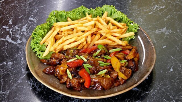 Vynikající vepřová plec se zeleninou a hranolky